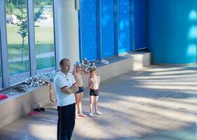 grupo infantil na aula de piscina foto