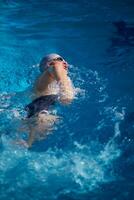 exercício de nadador na piscina coberta foto