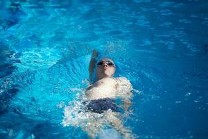 exercício de nadador na piscina coberta foto