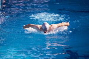 exercício de nadador na piscina coberta foto