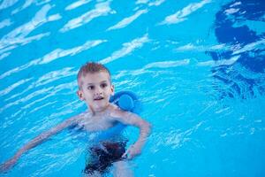 criança na piscina foto