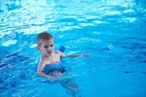 criança na piscina foto