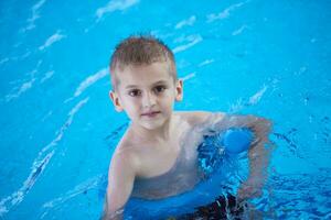 criança na piscina foto