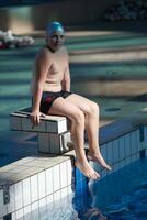 retrato de criança na piscina foto