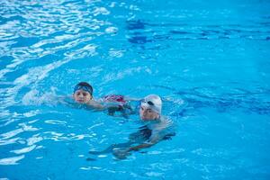 retrato de criança na piscina foto