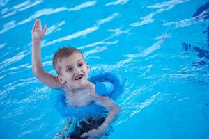 criança na piscina foto