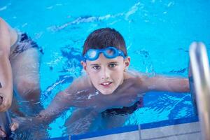 criança na piscina foto