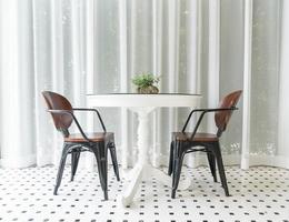 decoração de interiores de mesa de jantar vazia na sala de jantar foto