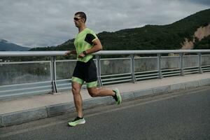 atleta de triatlo correndo na rua foto