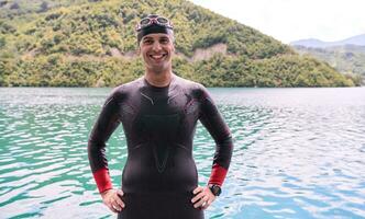 retrato de nadador triatleta vestindo roupa de mergulho no treinamento foto