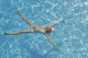 mulher relaxa na piscina foto