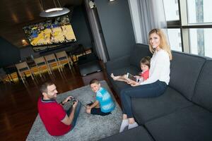 feliz família jogando uma basquetebol vídeo jogos foto