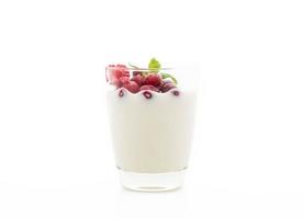 iogurte com frutas vermelhas misturadas em fundo branco foto