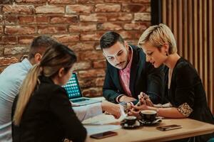 feliz pessoas de negócio sorridente alegremente durante uma encontro dentro uma café fazer compras. grupo do bem sucedido o negócio profissionais trabalhando Como uma equipe dentro uma multicultural ambiente de trabalho. foto