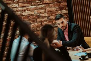 feliz pessoas de negócio sorridente alegremente durante uma encontro dentro uma café fazer compras. grupo do bem sucedido o negócio profissionais trabalhando Como uma equipe dentro uma multicultural ambiente de trabalho. foto