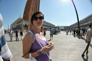 mulher turista tem um belo tempo de férias em veneza foto