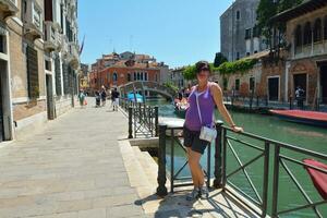 mulher turista tem um belo tempo de férias em veneza foto