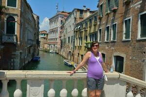 mulher turista tem um belo tempo de férias em veneza foto