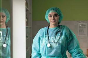 retrato da cirurgiã após uma operação na sala de cirurgia da clínica do hospital animal foto