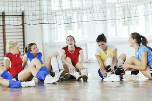 meninas jogando vôlei jogo indoor foto