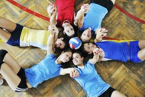 meninas jogando vôlei jogo indoor foto