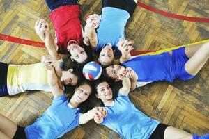 meninas jogando vôlei jogo indoor foto