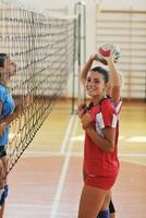 meninas jogando vôlei jogo indoor foto