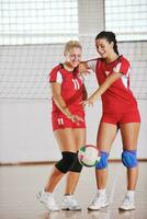 meninas jogando vôlei jogo indoor foto