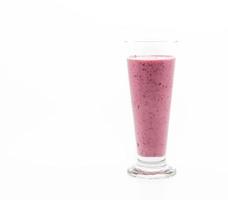 frutas vermelhas misturadas com smoothies de iogurte no fundo branco foto