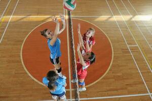 meninas jogando vôlei jogo indoor foto