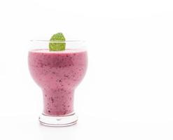 frutas vermelhas misturadas com smoothies de iogurte no fundo branco foto