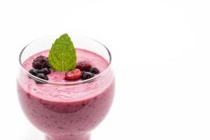 frutas vermelhas misturadas com smoothies de iogurte no fundo branco foto