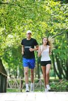 casal corrida ao ar livre foto