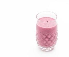 frutas vermelhas misturadas com smoothies de iogurte no fundo branco foto