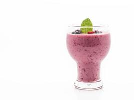 frutas vermelhas misturadas com smoothies de iogurte no fundo branco foto