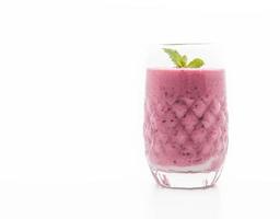 frutas vermelhas misturadas com smoothies de iogurte no fundo branco foto