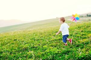 criança feliz se divertir ao ar livre foto