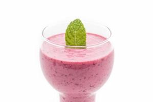 frutas vermelhas misturadas com smoothies de iogurte no fundo branco foto