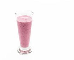 frutas vermelhas misturadas com smoothies de iogurte no fundo branco foto