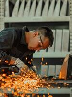 interior da fábrica de engenharia da indústria pesada com trabalhador industrial usando rebarbadora e cortando um tubo de metal. empreiteiro em uniformes de segurança e fabricação de capacetes de estruturas metálicas. foto