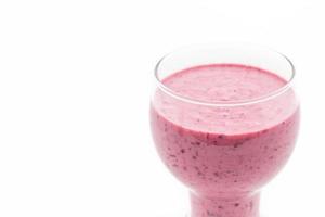 frutas vermelhas misturadas com smoothies de iogurte no fundo branco foto