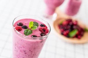 frutas vermelhas misturadas com smoothies de iogurte na mesa foto