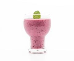 frutas vermelhas misturadas com smoothies de iogurte no fundo branco foto