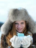 retrato do menina com presente às inverno cena e neve dentro backgrond foto