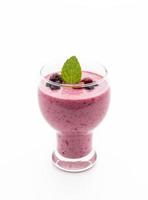 frutas vermelhas misturadas com smoothies de iogurte no fundo branco foto