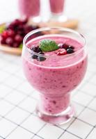 frutas vermelhas misturadas com smoothies de iogurte na mesa foto