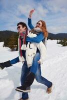 casal jovem feliz se divertindo no show fresco nas férias de inverno foto