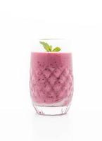 frutas vermelhas misturadas com smoothies de iogurte no fundo branco foto