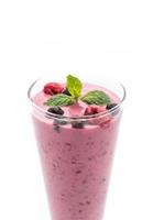 frutas vermelhas misturadas com smoothies de iogurte no fundo branco foto