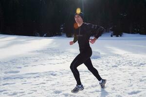 correr na neve na floresta foto